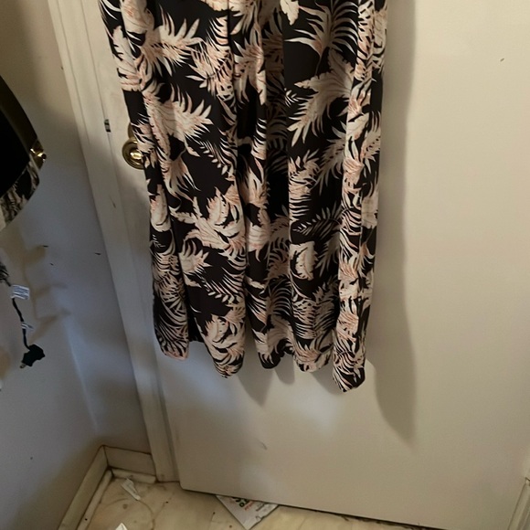 Chic Black and Cream Wide-Leg Jumpsuit - Picture 5 of 9